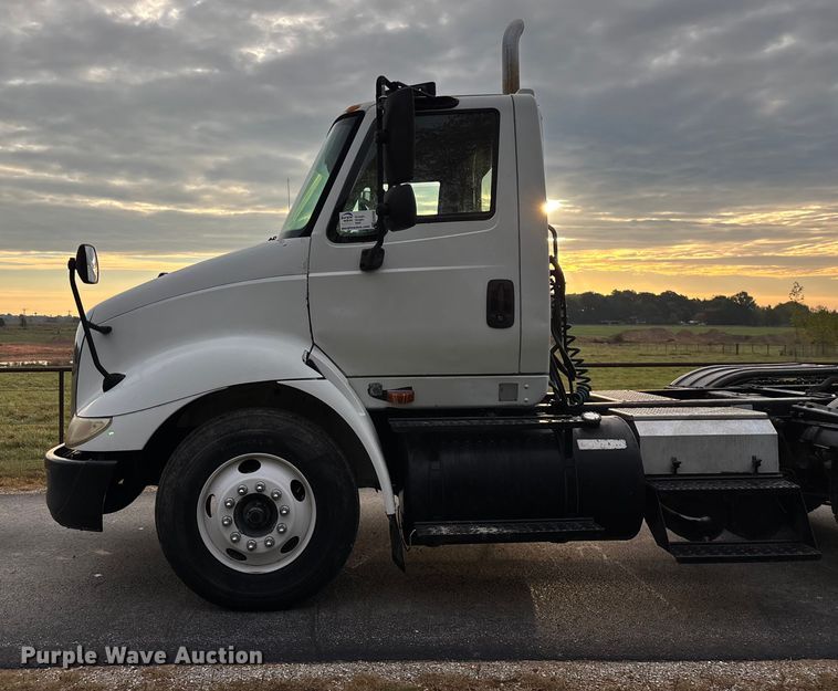 image for item ED2292 2007 International 8600 semi truck