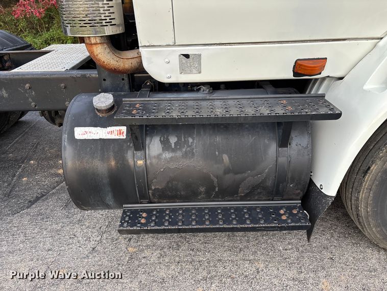 image for item ED2292 2007 International 8600 semi truck