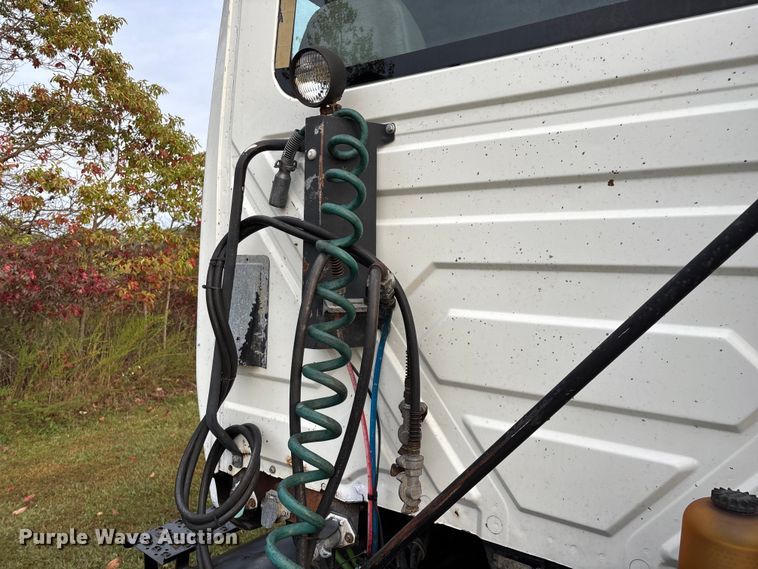 image for item ED2292 2007 International 8600 semi truck