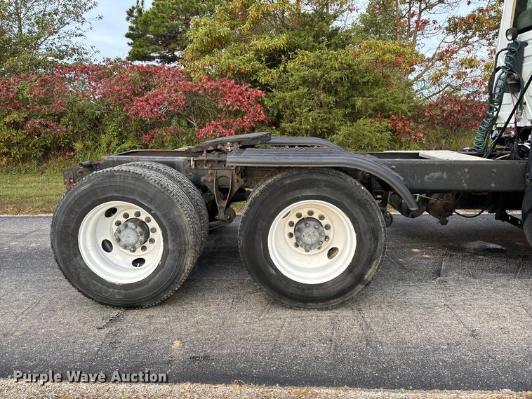 image for item ED2292 2007 International 8600 semi truck