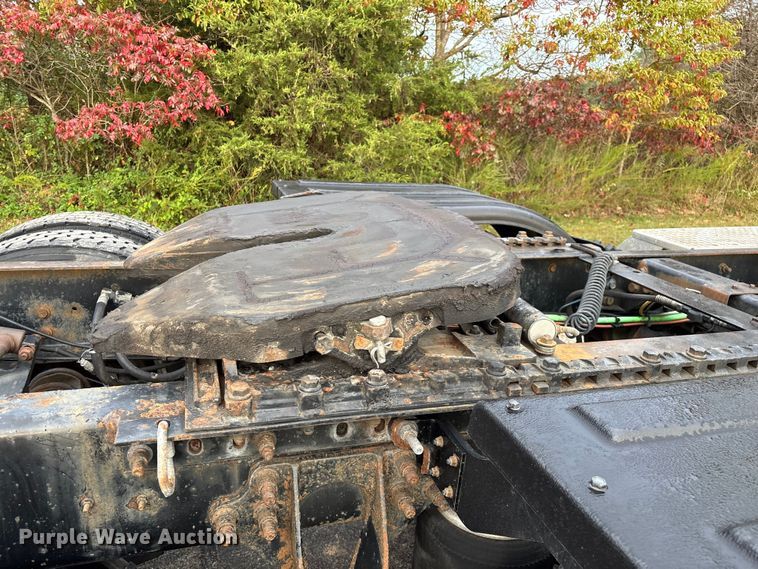 image for item ED2292 2007 International 8600 semi truck