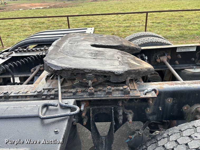 image for item ED2292 2007 International 8600 semi truck