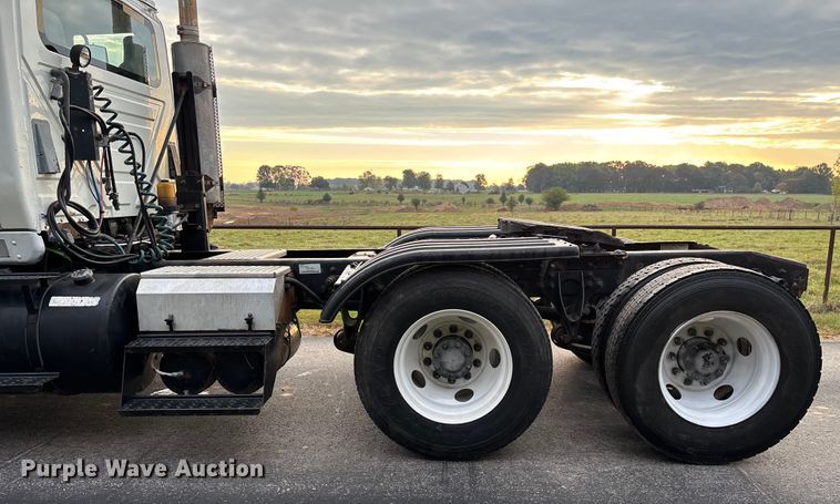 image for item ED2292 2007 International 8600 semi truck