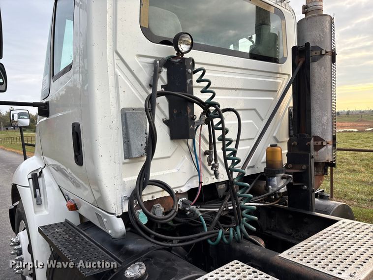 image for item ED2292 2007 International 8600 semi truck