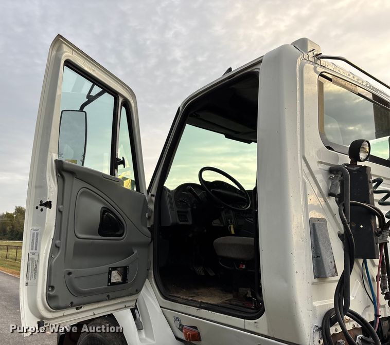 image for item ED2292 2007 International 8600 semi truck