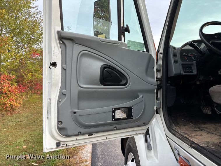 image for item ED2292 2007 International 8600 semi truck