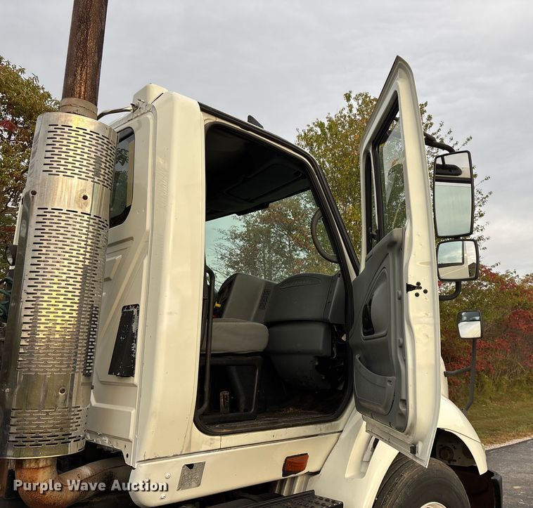 image for item ED2292 2007 International 8600 semi truck