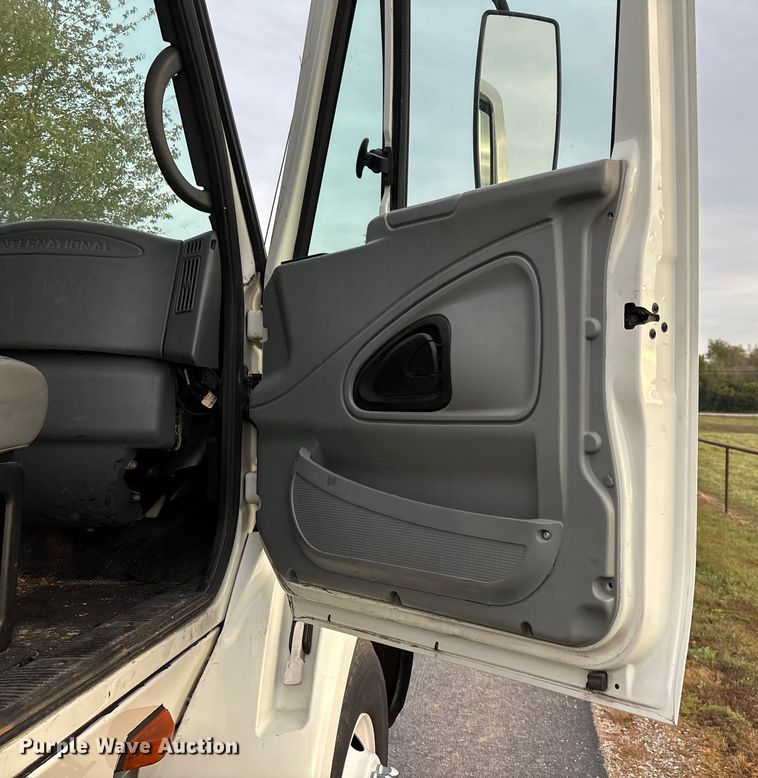 image for item ED2292 2007 International 8600 semi truck