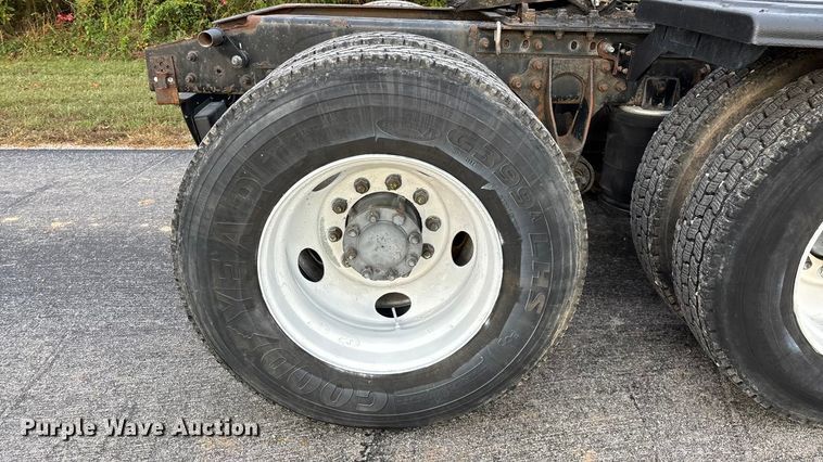 image for item ED2292 2007 International 8600 semi truck