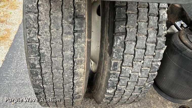 image for item ED2292 2007 International 8600 semi truck