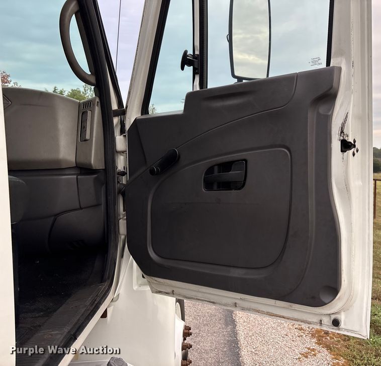 image for item ED2293 2010 International 4400 truck cab and chassis