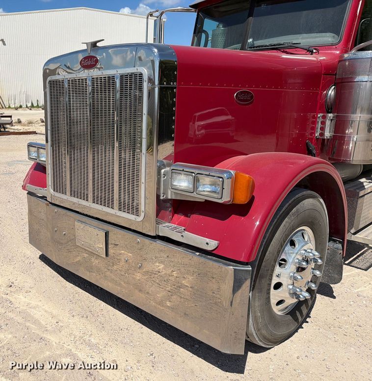 image for item ED5913 2007 Peterbilt 379 semi truck