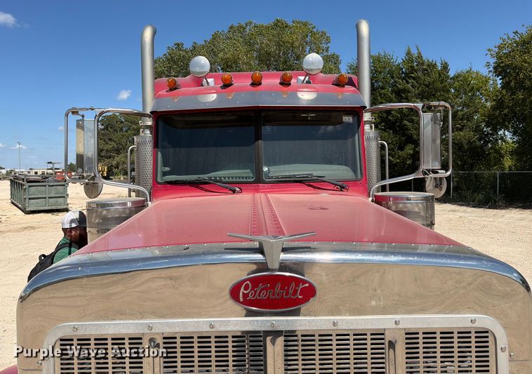 image for item ED5913 2007 Peterbilt 379 semi truck