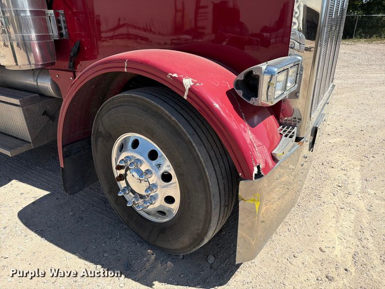 image for item ED5913 2007 Peterbilt 379 semi truck