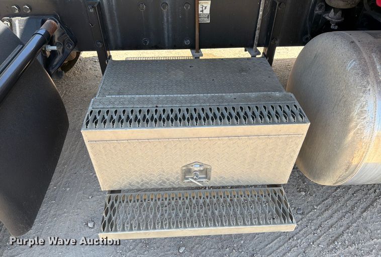 image for item ED5913 2007 Peterbilt 379 semi truck