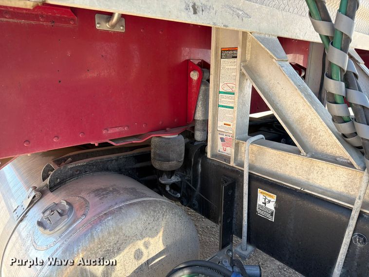 image for item ED5913 2007 Peterbilt 379 semi truck