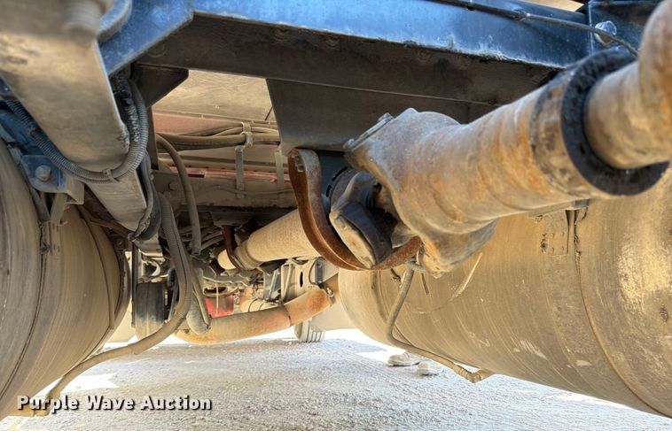 image for item ED5913 2007 Peterbilt 379 semi truck