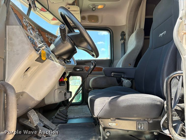 image for item ED5913 2007 Peterbilt 379 semi truck