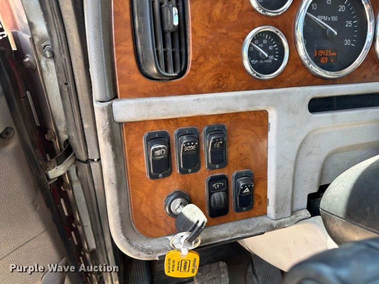 image for item ED5913 2007 Peterbilt 379 semi truck