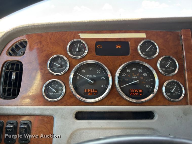 image for item ED5913 2007 Peterbilt 379 semi truck