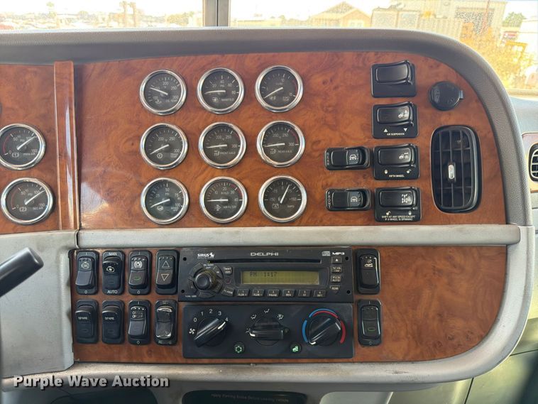 image for item ED5913 2007 Peterbilt 379 semi truck