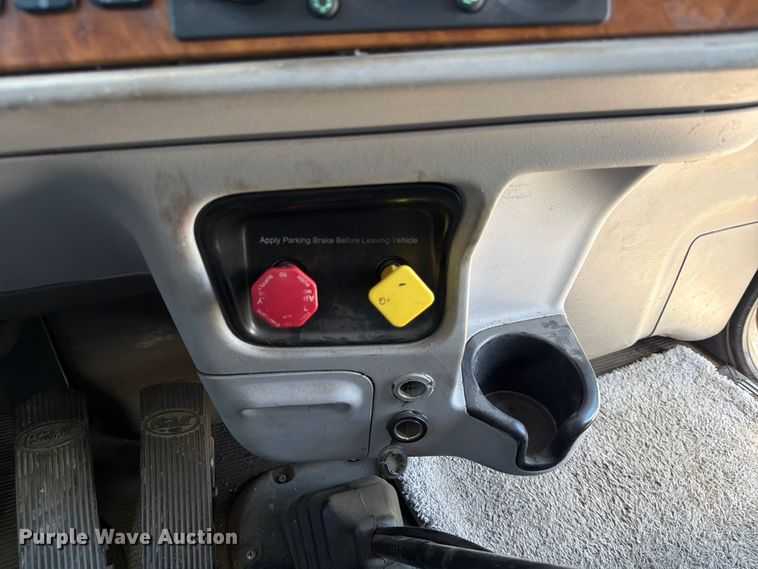 image for item ED5913 2007 Peterbilt 379 semi truck