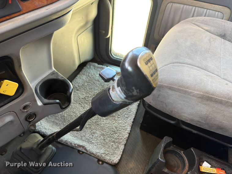 image for item ED5913 2007 Peterbilt 379 semi truck