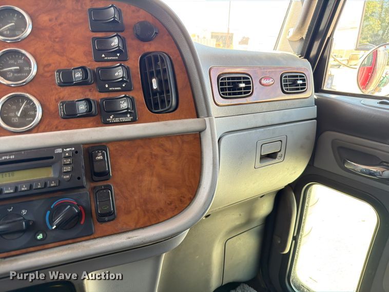 image for item ED5913 2007 Peterbilt 379 semi truck