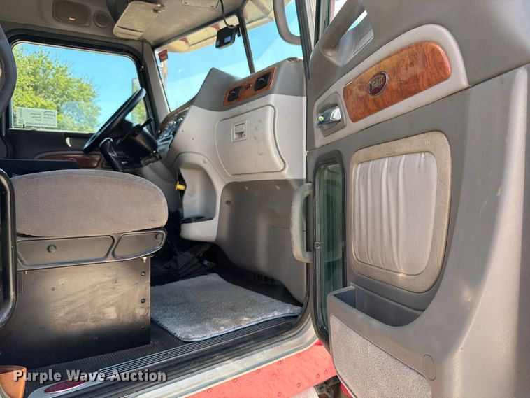 image for item ED5913 2007 Peterbilt 379 semi truck