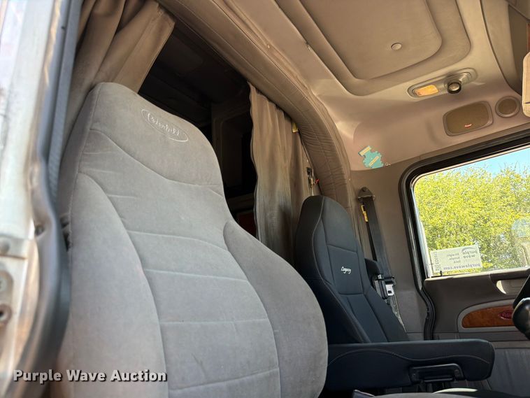 image for item ED5913 2007 Peterbilt 379 semi truck