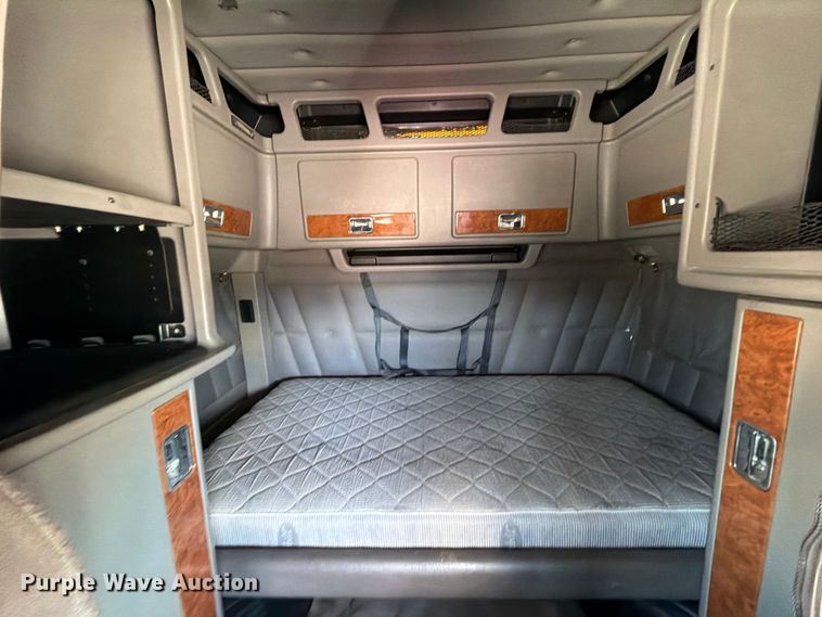 image for item ED5913 2007 Peterbilt 379 semi truck