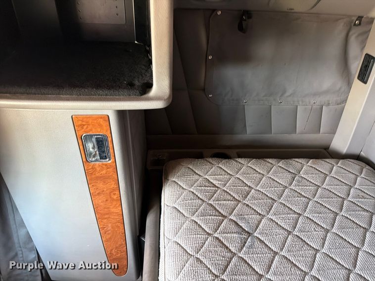 image for item ED5913 2007 Peterbilt 379 semi truck