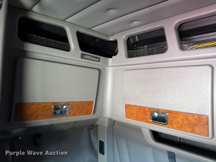 image for item ED5913 2007 Peterbilt 379 semi truck