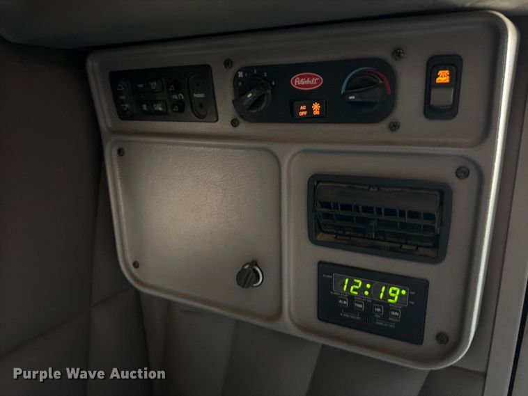 image for item ED5913 2007 Peterbilt 379 semi truck