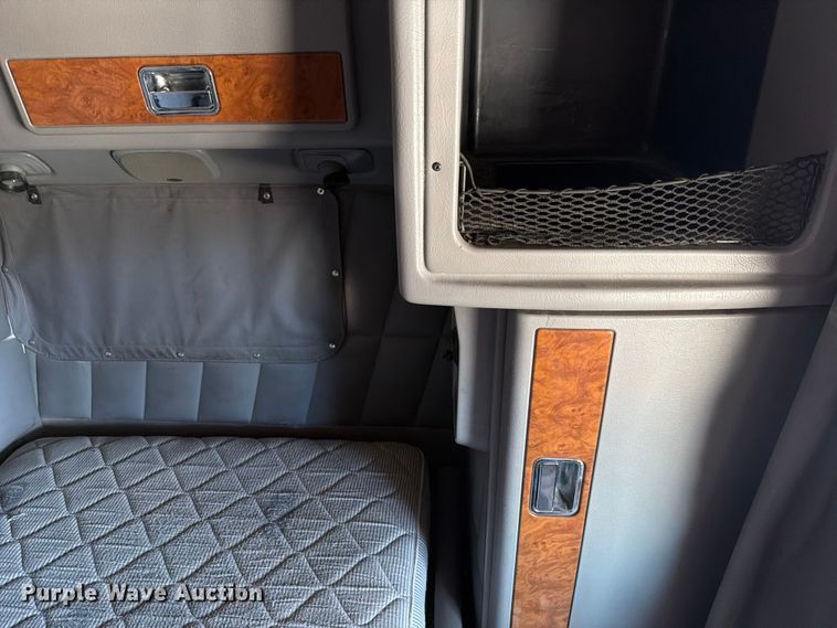 image for item ED5913 2007 Peterbilt 379 semi truck