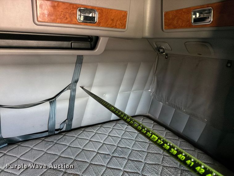 image for item ED5913 2007 Peterbilt 379 semi truck