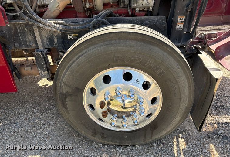 image for item ED5913 2007 Peterbilt 379 semi truck