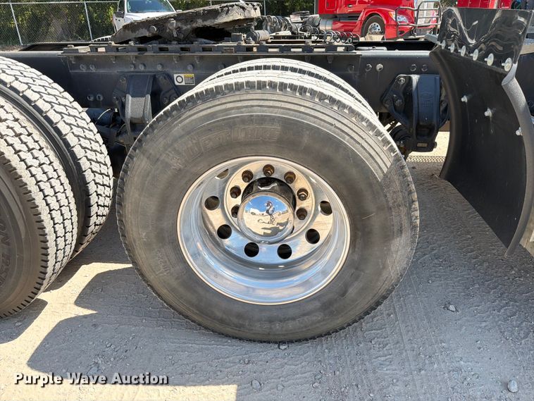 image for item ED5913 2007 Peterbilt 379 semi truck