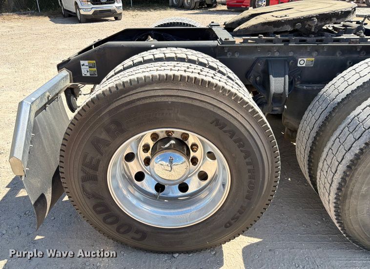 image for item ED5913 2007 Peterbilt 379 semi truck