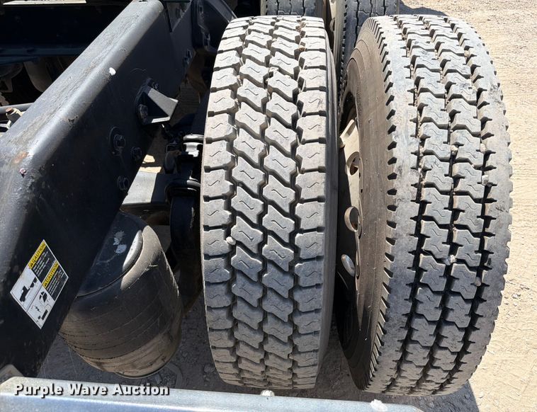 image for item ED5913 2007 Peterbilt 379 semi truck