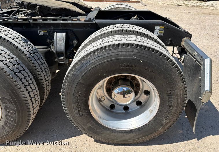 image for item ED5913 2007 Peterbilt 379 semi truck