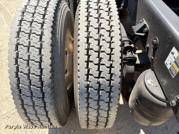 image for item ED5913 2007 Peterbilt 379 semi truck