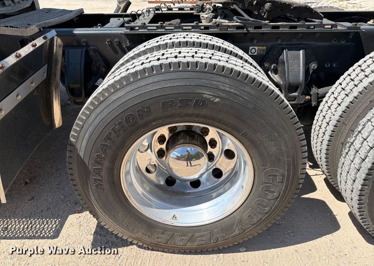 image for item ED5913 2007 Peterbilt 379 semi truck