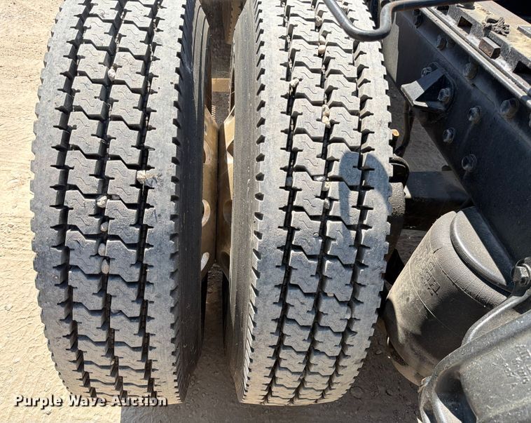 image for item ED5913 2007 Peterbilt 379 semi truck