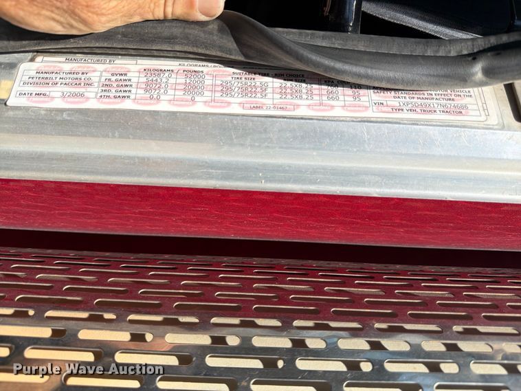 image for item ED5913 2007 Peterbilt 379 semi truck