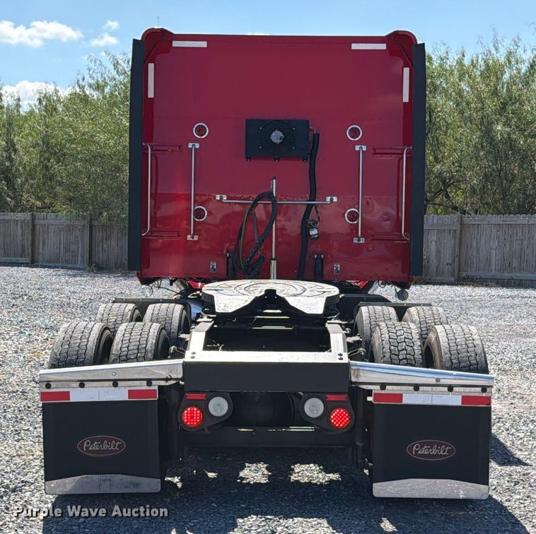 image for item ED5958 2016 Peterbilt 389 semi truck