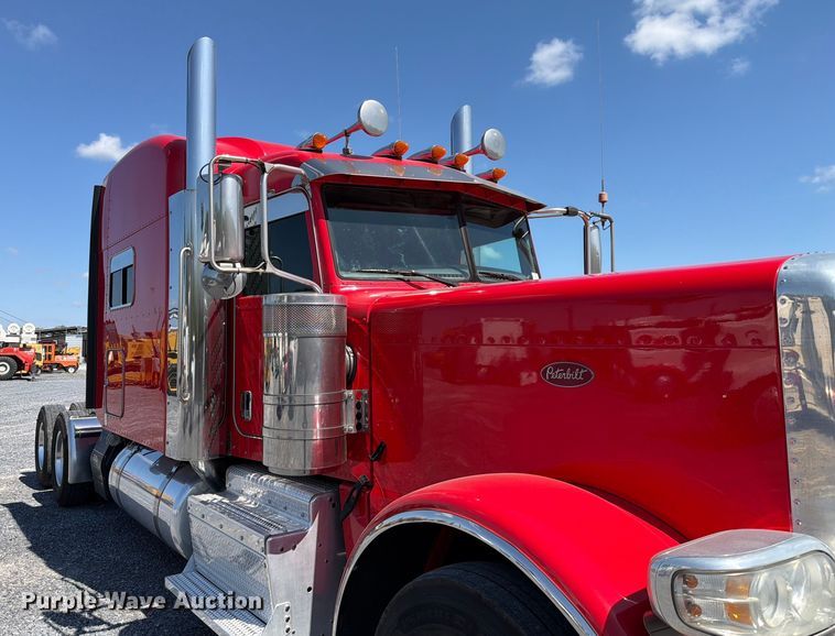 image for item ED5958 2016 Peterbilt 389 semi truck