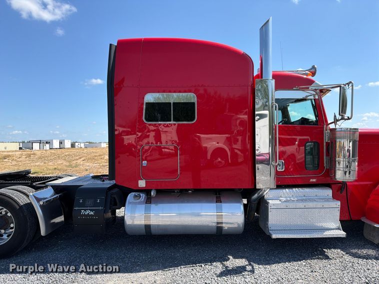 image for item ED5958 2016 Peterbilt 389 semi truck