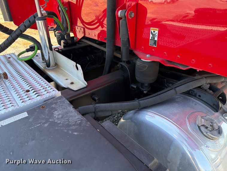 image for item ED5958 2016 Peterbilt 389 semi truck