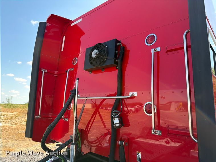 image for item ED5958 2016 Peterbilt 389 semi truck